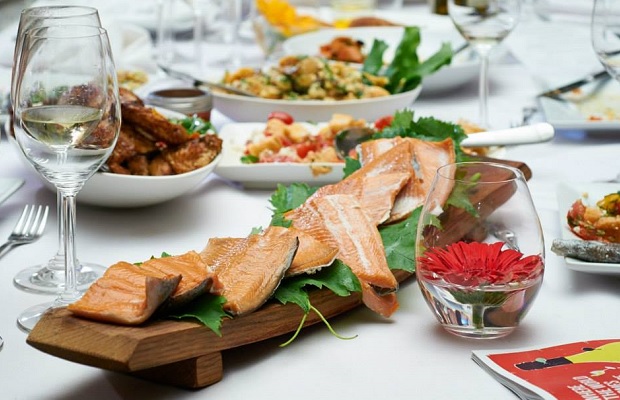 Saturday dinner, Photo (c) Steven Elphick & Associates