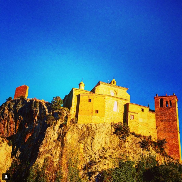 "Looking up, I noticed I was late." #alquezar #somontano #pyrenees