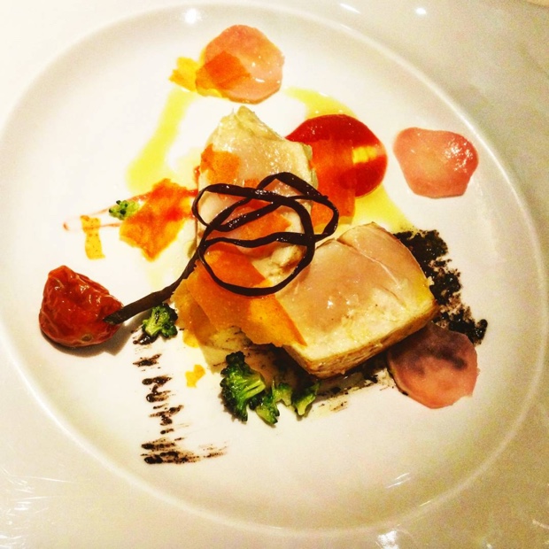 One of 10 paragons from chef's menu degustation @josechucorella Grilled Galician White Tuna, salted radish, sea algae, sun-dried cherry tomato, sweet onion sauce, smoked olive oil #baldonsera #estrellamichelin #Zaragoza