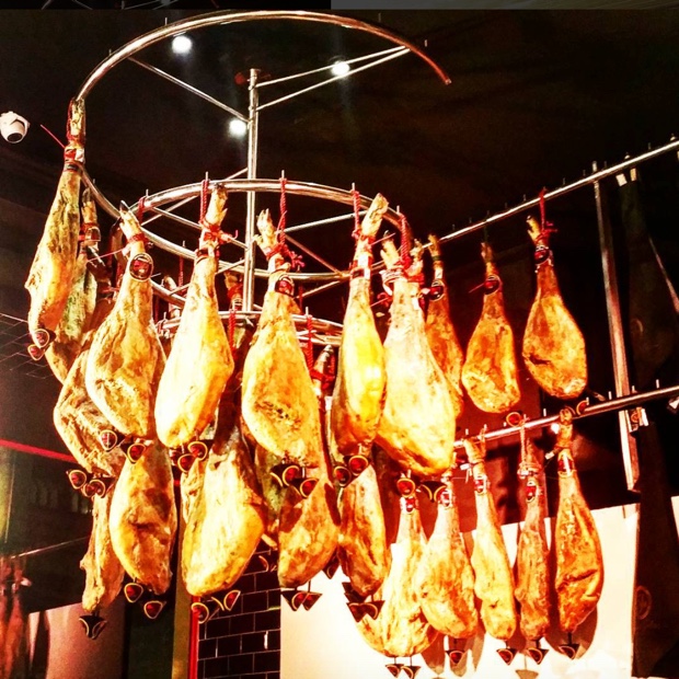 A Francis Bacon #madrid moment, were I in the frame #figurewithmeat #jamon