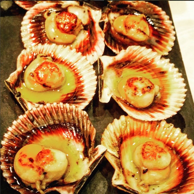 Gastranomia Zarogazana 101 at #Palomeque...Zamburiñas Gallegas with Paniza Rosé @winesofgarnacha #Zaragoza #aragon #espana #scallops