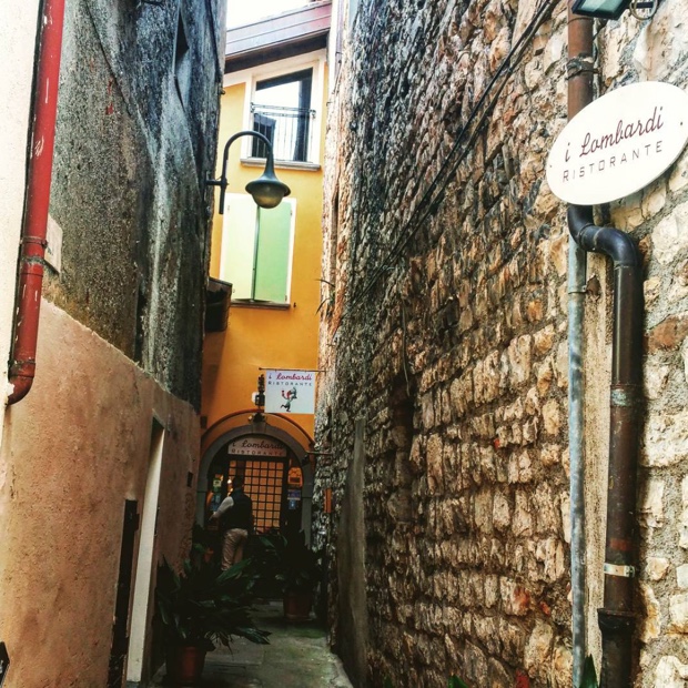 Finding lunch in hiding places. Menu fisso 10€- pasta:carne:insalata:vino:acqua:cafe #iseo #lagodiseo #lombardia #ilombardiaristorante