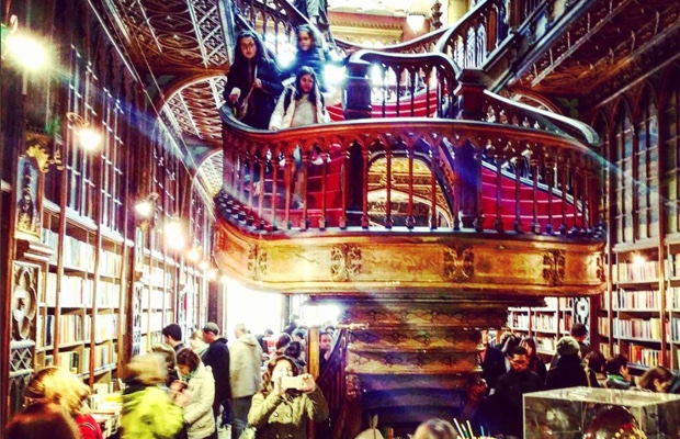 hen-in-oporto-and-in-need-of-a-good-book-of-spells-livrarialello