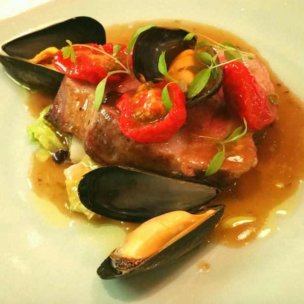 Porc, de la ferme de Clavisy grillé au Bintoyan, sauce acqua pazza (coquillage, tomates, olives, câpres...) Restaurant L'Aspérule, Auxerre